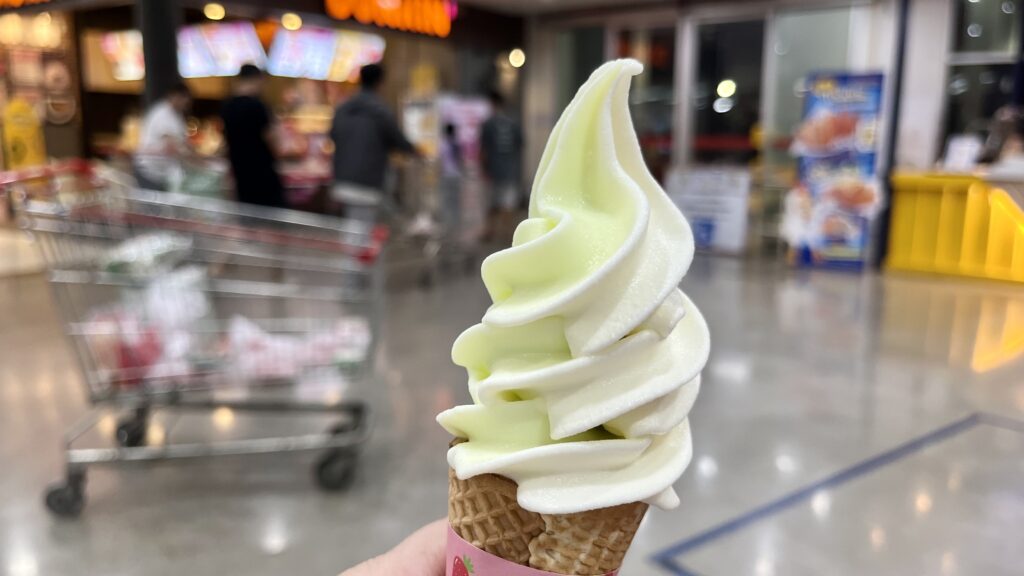 Makroのフードコートエリアで購入したソフトクリーム