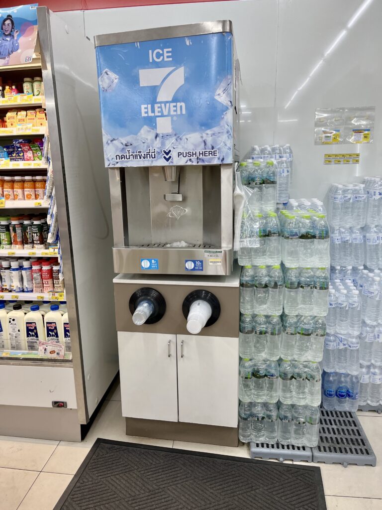 中央には、セブンイレブン内にある氷だけを注ぐ専用のマシン
