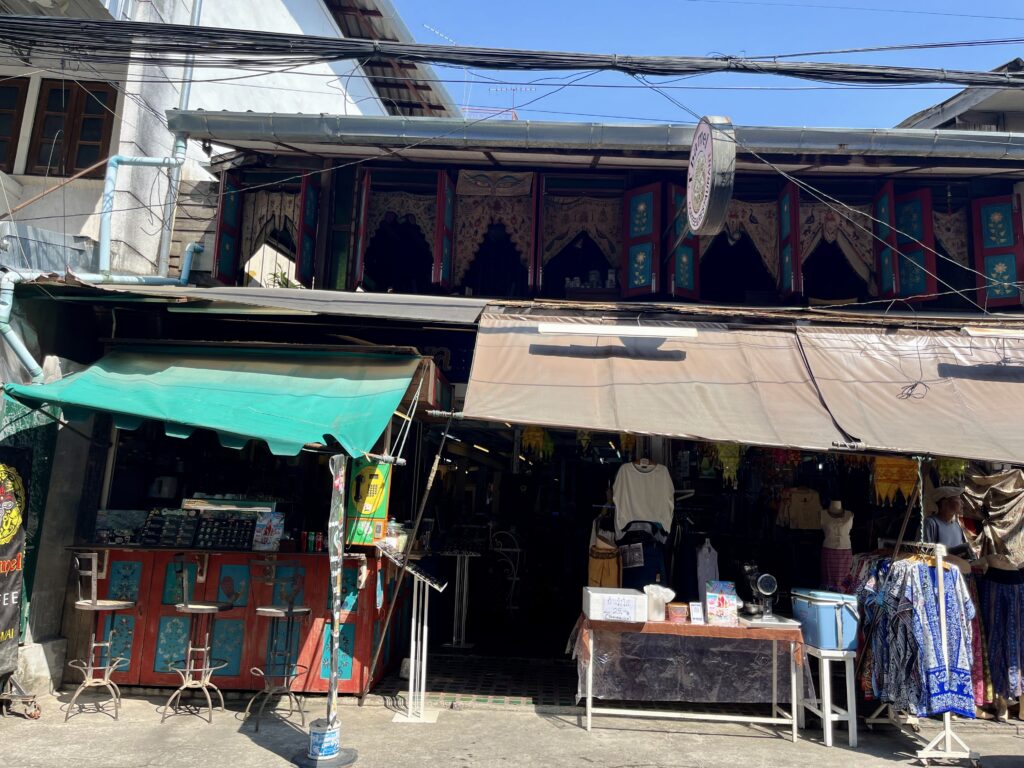 ワロロート市場の歴史ある建物、窓の赤と緑の装飾が美しい
