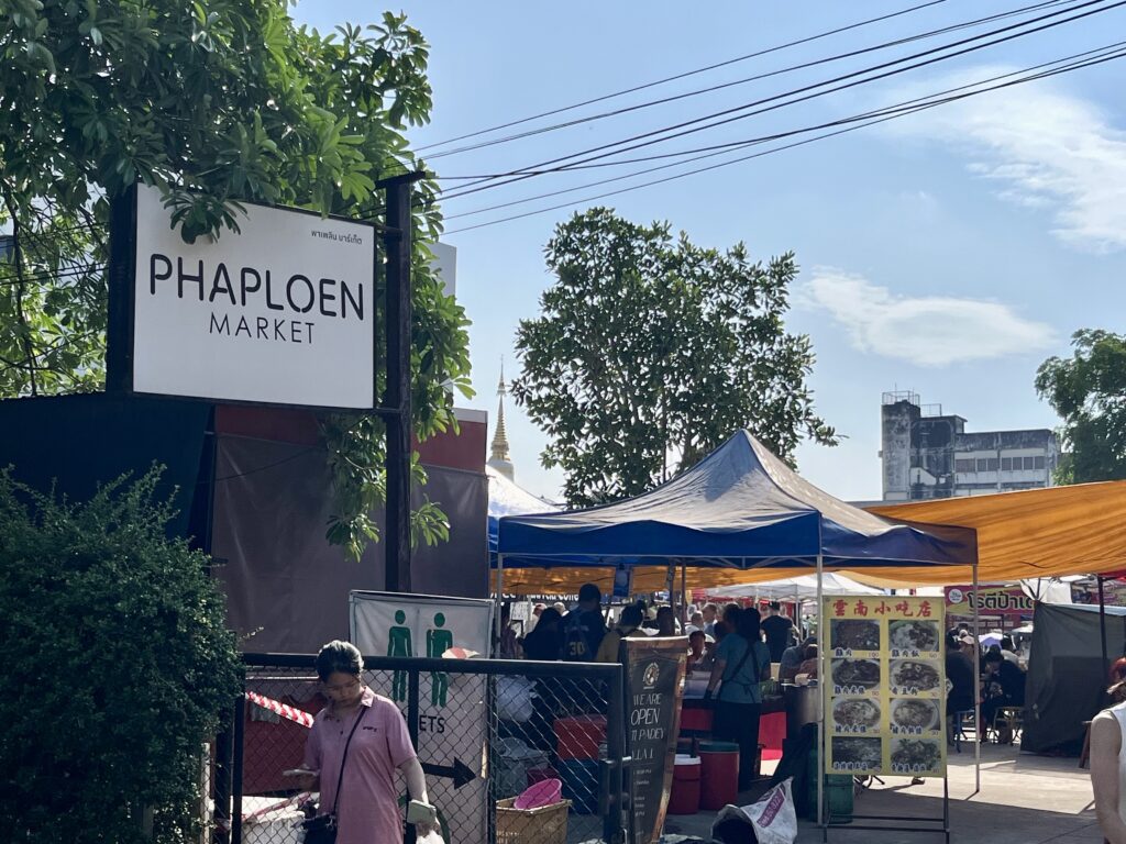 PHAPLOEN　MARKETの場所で開かれるガードバーンホーのフードコート