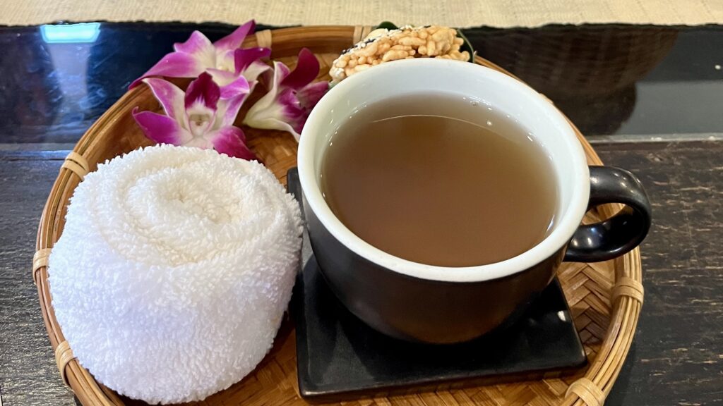 Fah Lanna Spaで出される、生姜茶とタイの伝統的なお米のお菓子(カオแต๋น)