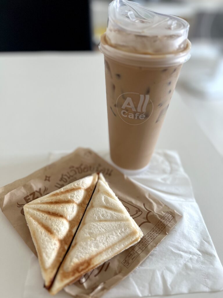 ホットサンドと、All Cafeのアイスカフェラテ
