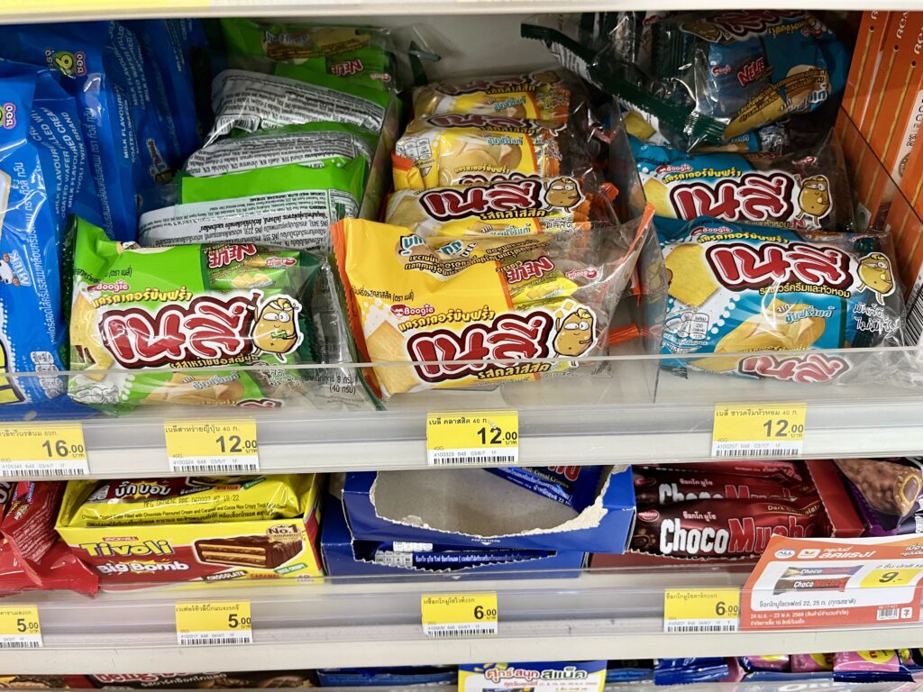 セブンイレブン内のお菓子コーナーの陳列