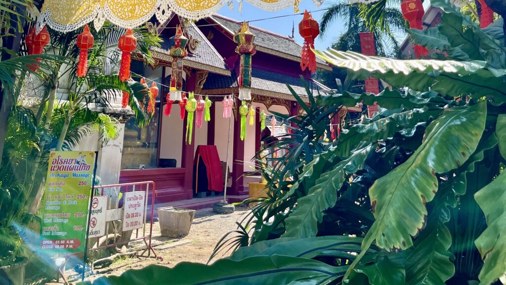 アロカヤマッサージの看板と寺の入り口