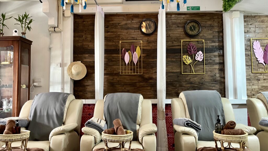 チェンマイにあるKarina Thai massage 2の内装、マッサージチェアが4台並ぶ