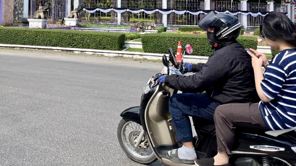 チェンマイでの二人乗りバイクの様子