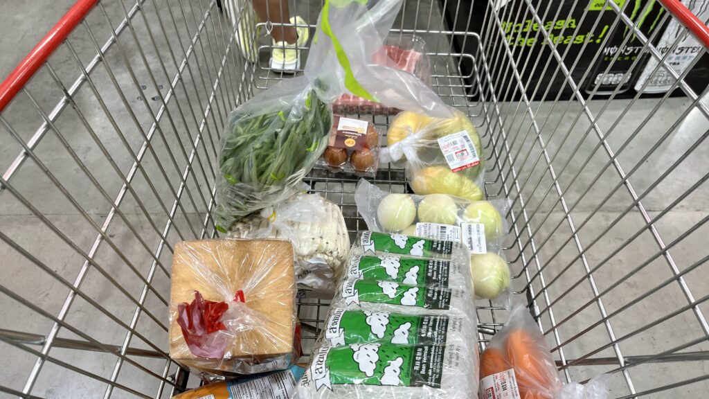 Makroで選んだ、大きなカート内に並ぶ購入品