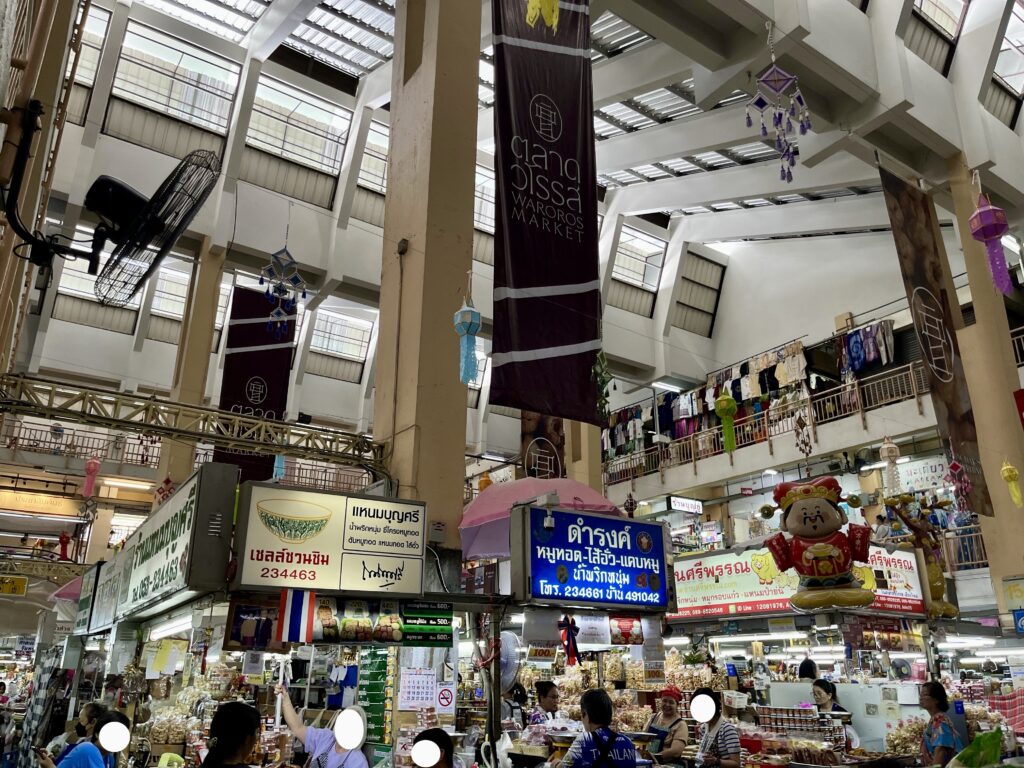 ワロロート市場内の食品コーナー、2・3階にもお店が並ぶ
