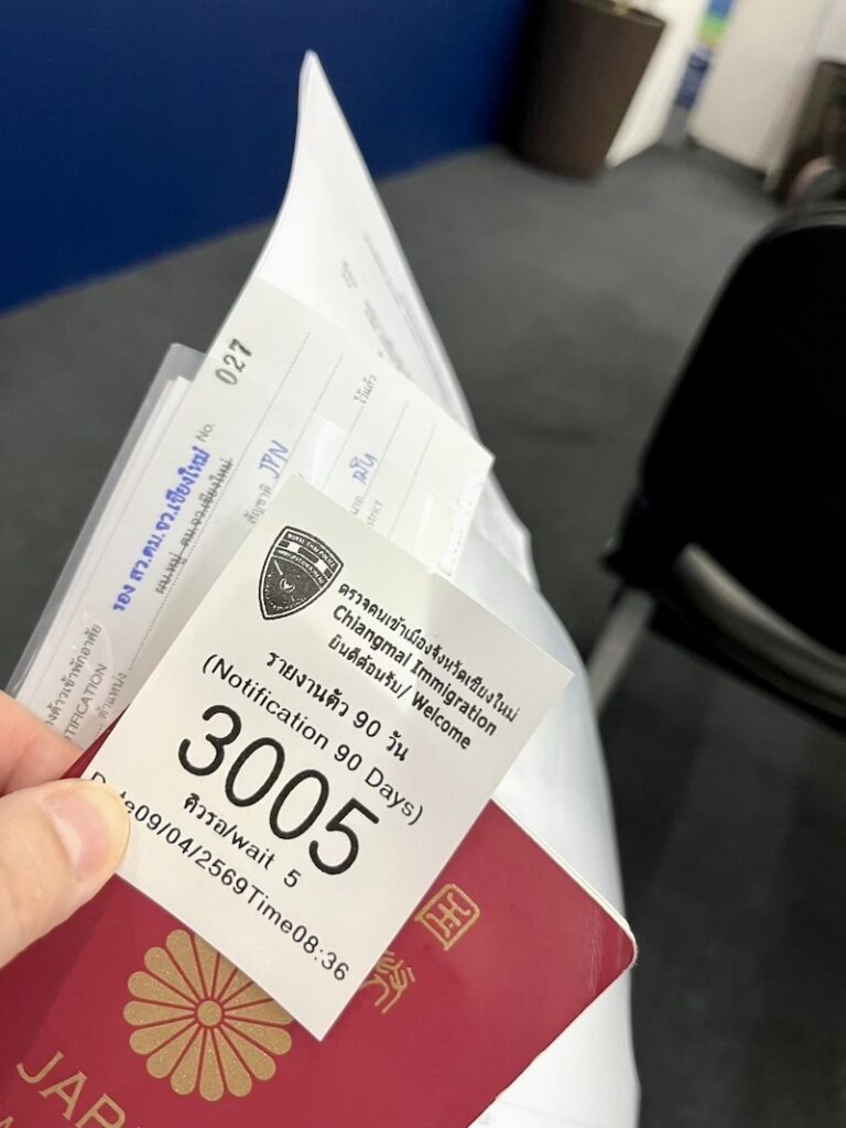 日本のパスポートとイミグレーションの整理券番号、手に持ちながらイミグレーション内で待つ様子