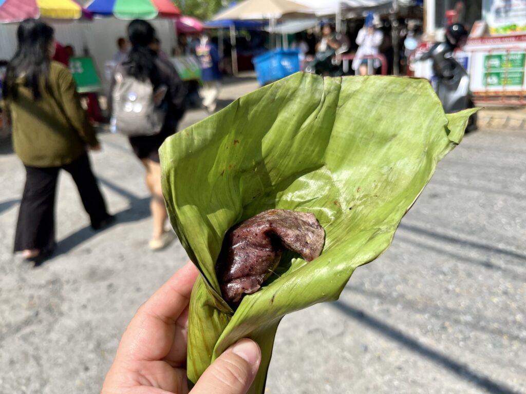 バナナの葉で包まれた餅（バーバー）