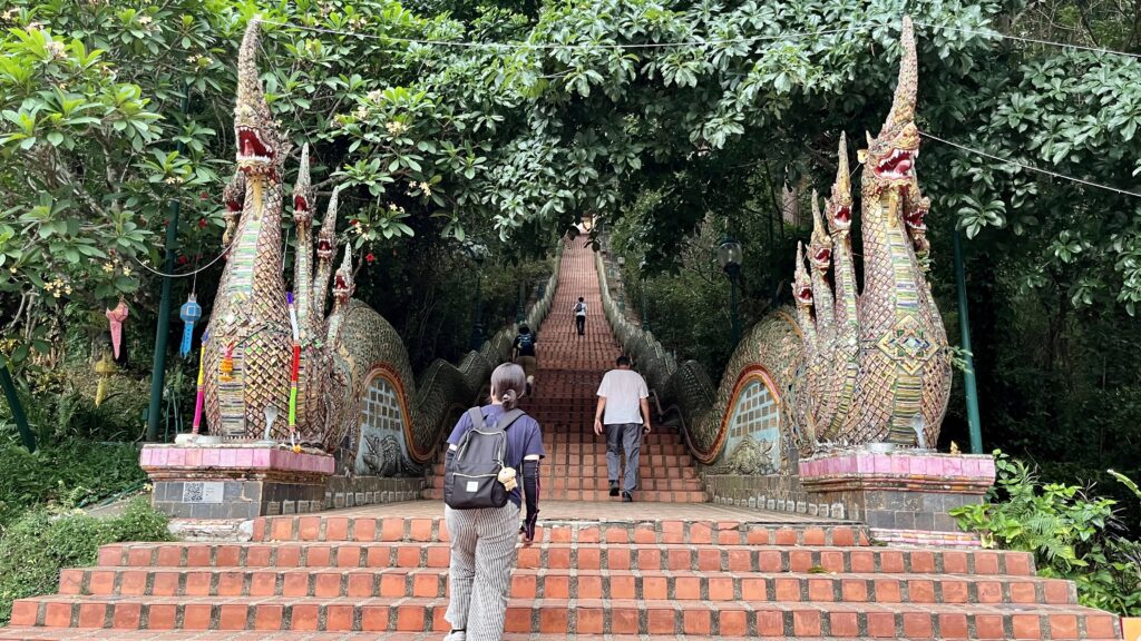 ドイステープのお寺に向かう長い階段
