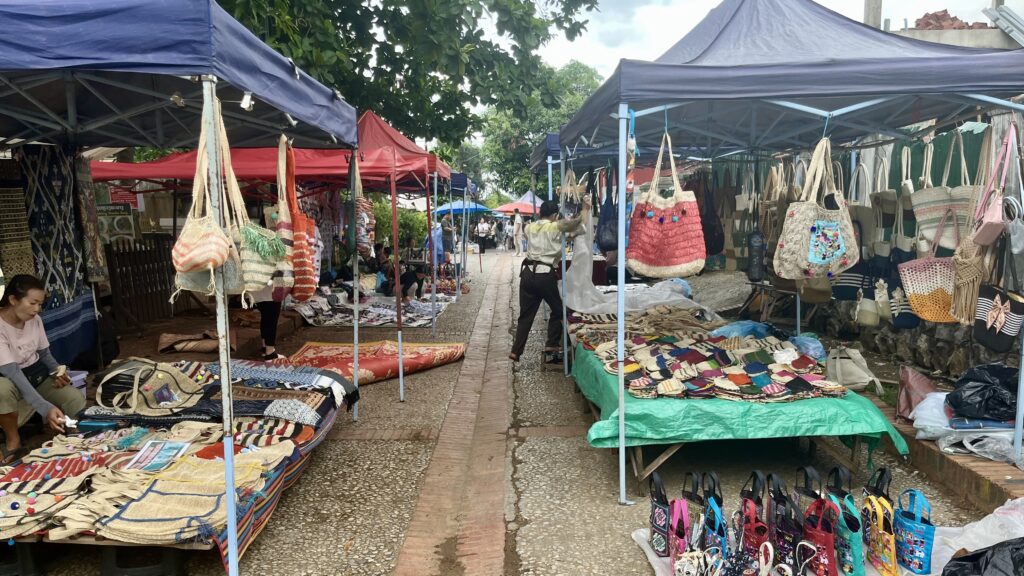 ルアンパバーンの朝市、たくさんのカバンが並ぶ