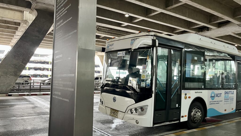 スワンナプーム空港の無料のシャトルバス乗り場、バスが停まっている