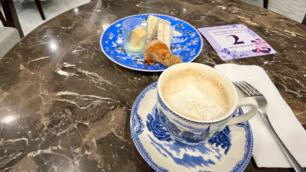 ドンムアン空港のエアサイドにあるコーラルラウンジ、テーブルにコーヒーやマッサージの予約札などが置かれている