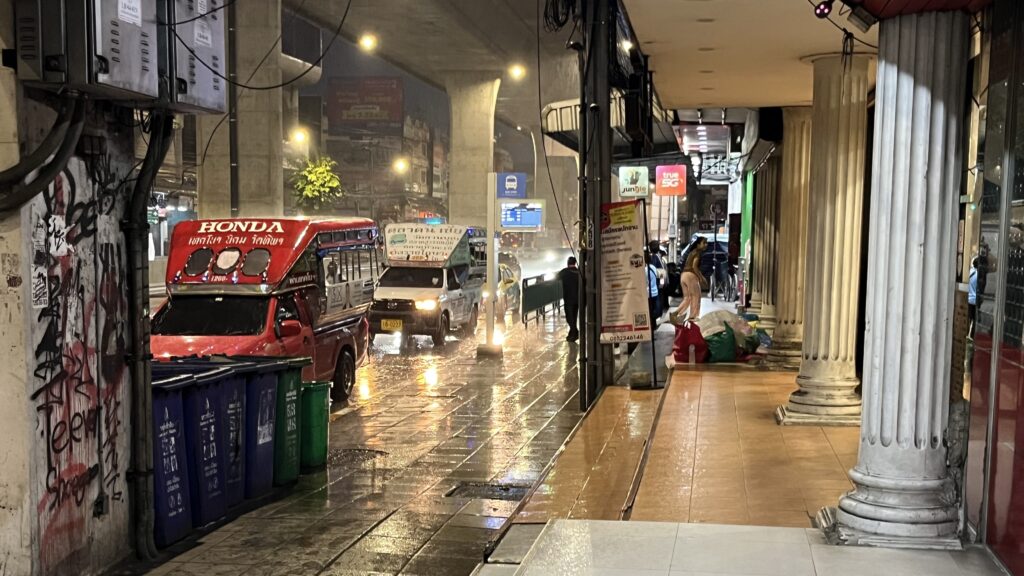 マリヤ レディ ホステル アット スワンナプーム エアポート前の道路、土砂降りが続く