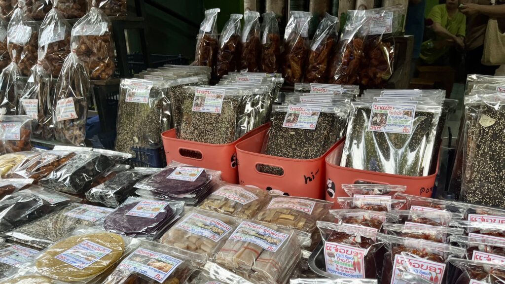 ルアンパバーンの朝市、乾物が並び中央に川苔がたくさんある