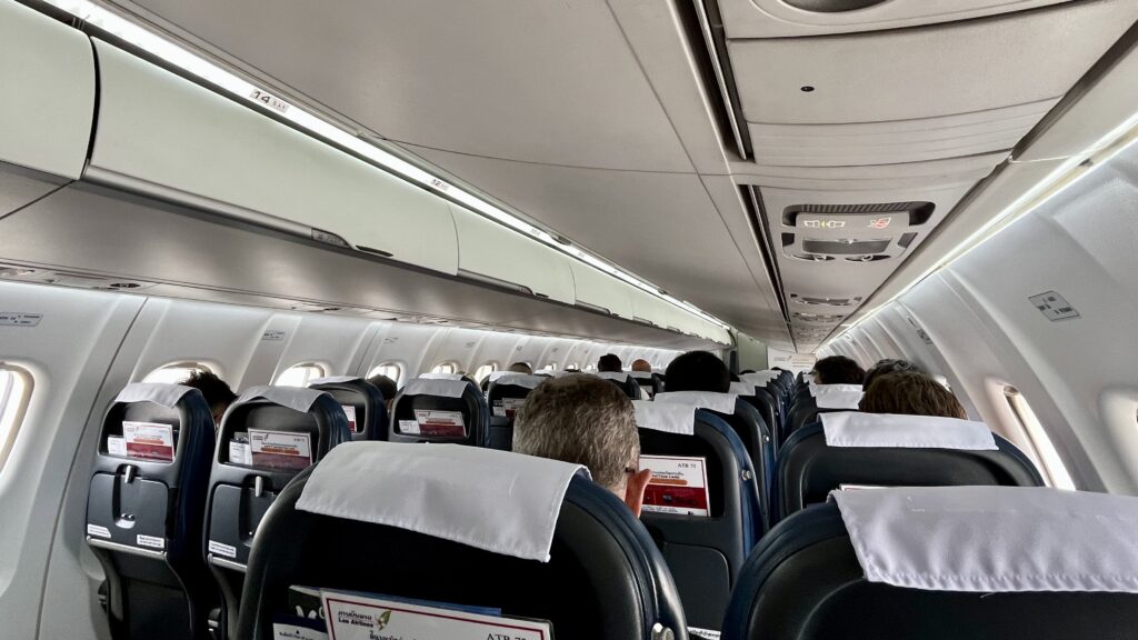 ラオス航空の機内、4列並びのコンパクトな作り