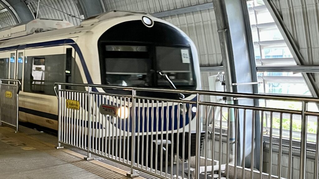 バンコクのエアポートレイル(ARL)マッカサン駅、ホームに着いた電車