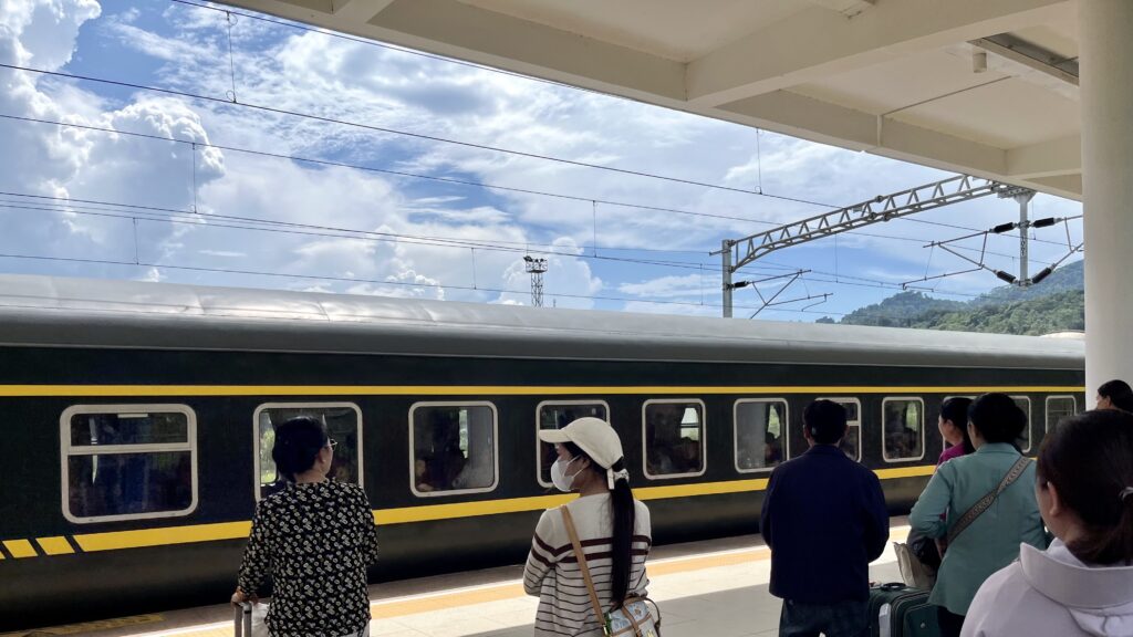 中国ラオス鉄道のNateuy(ナトゥイ)駅に停車している列車