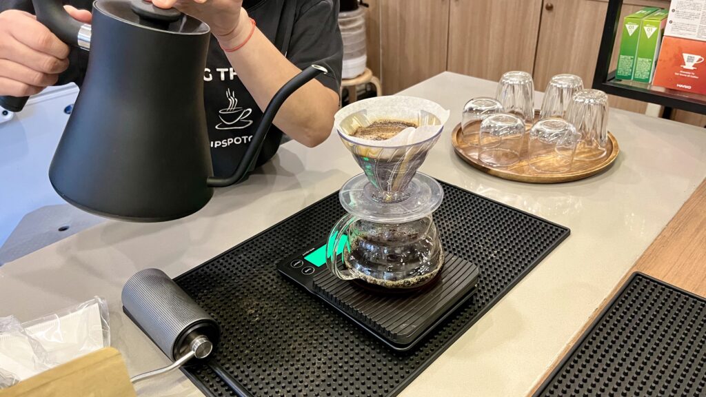 Sip Spotで店主がコーヒーを淹れる様子