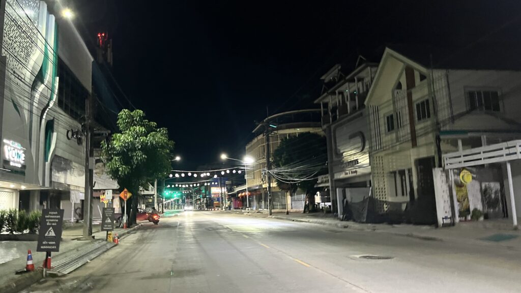 早朝のチェンライ市街、街灯が灯る