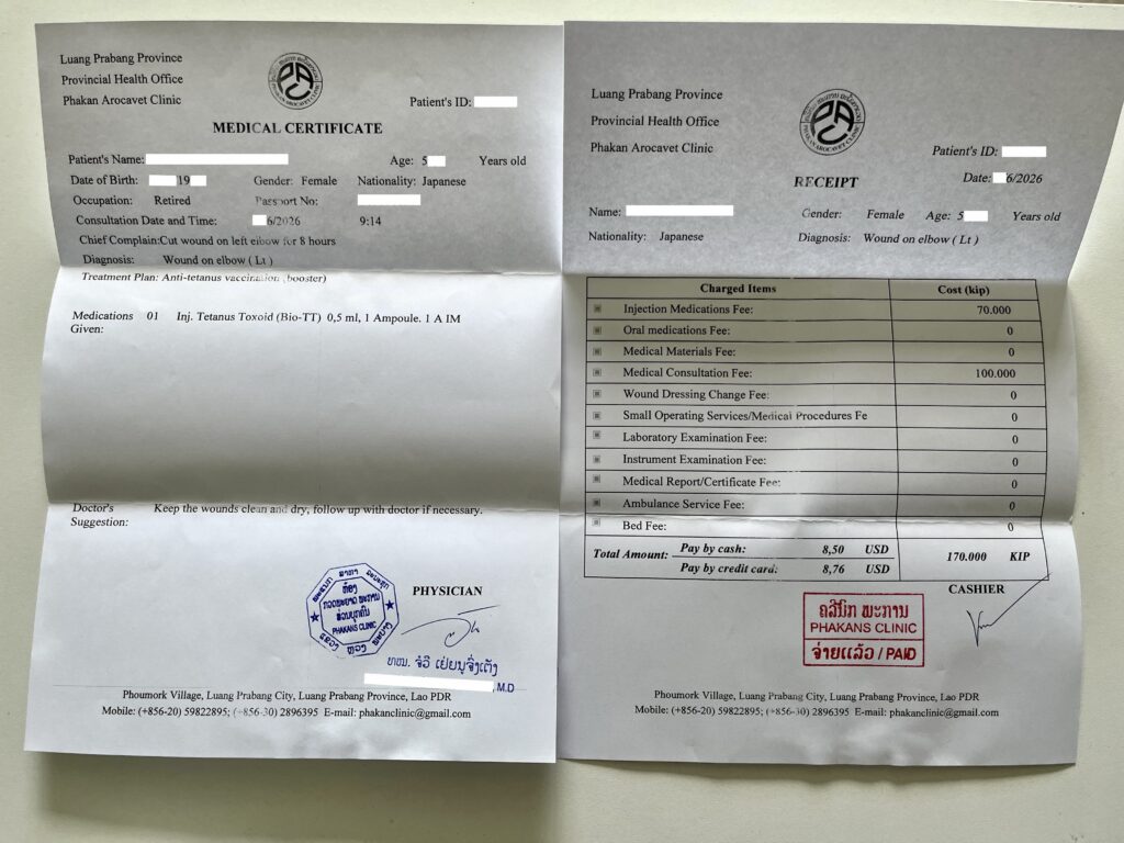 Phakan Arocavet Clinic (パカンクリニック）で発行されたメディカルレポートと領収書