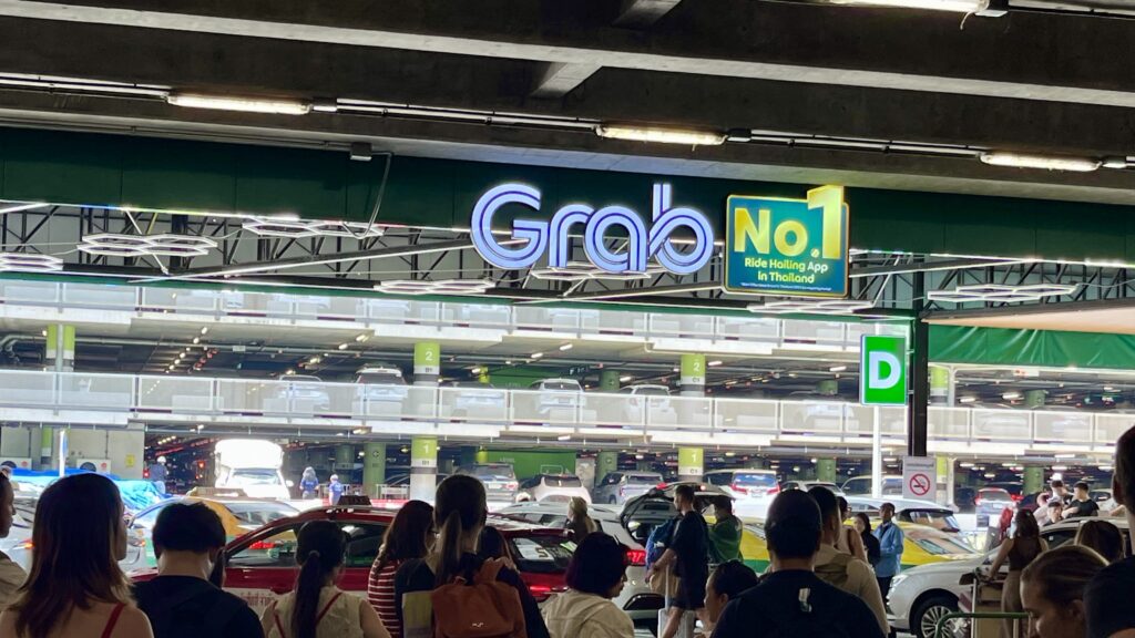 スワンナプーム空港にあるGrabの乗車ポイント、たくさんの人で賑わっている
