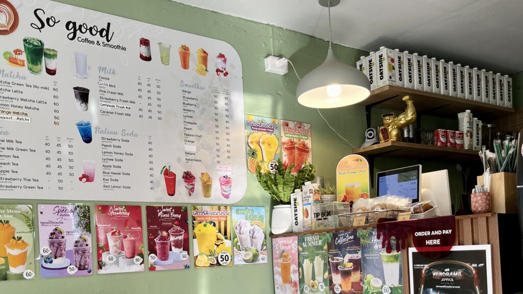 So good coffee & smoothieの店内、壁にメニュー表が貼ってある