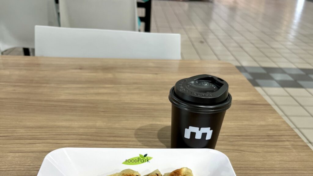 BigCのフードコートのテーブルに置かれたMinimum Coffeeのホットコーヒー