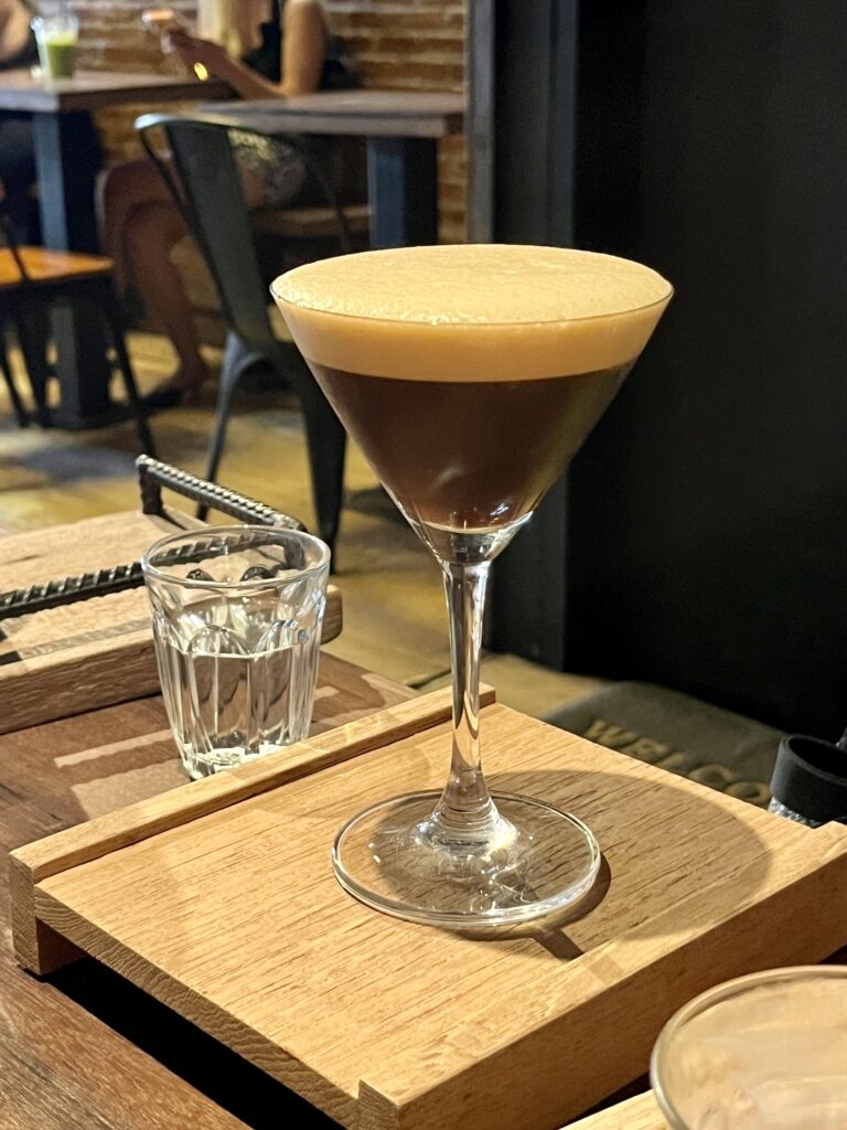 Ristr8to Originalの店内の様子とカクテルグラスにコーヒーが入っている