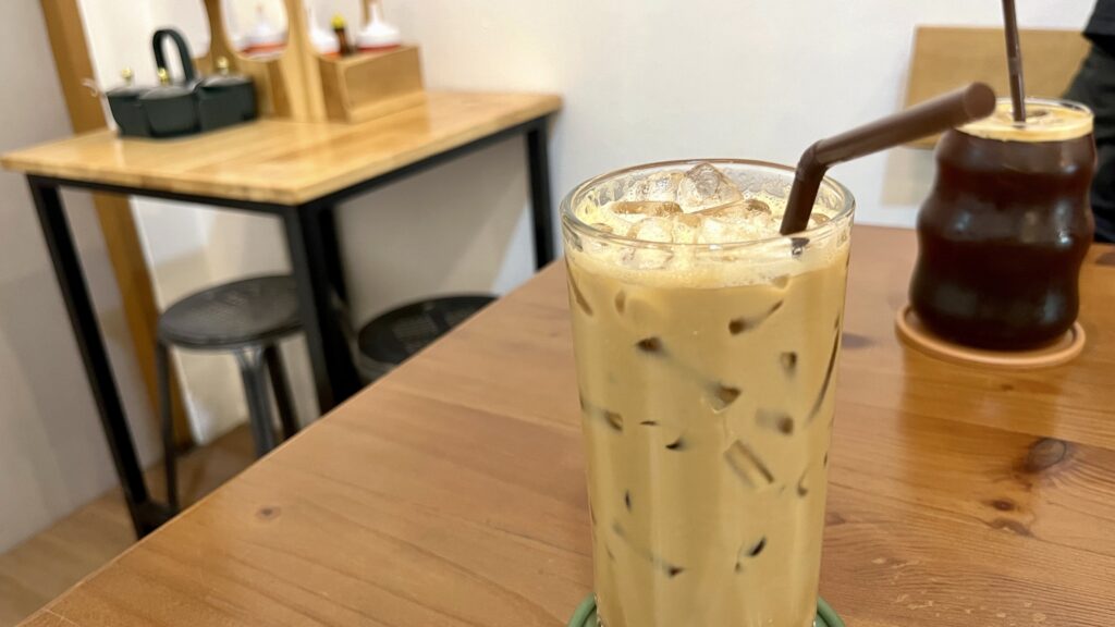 Pai Yan Yai Coffeeの店内の様子、アイスカフェオレとアイスコーヒーが並ぶ
