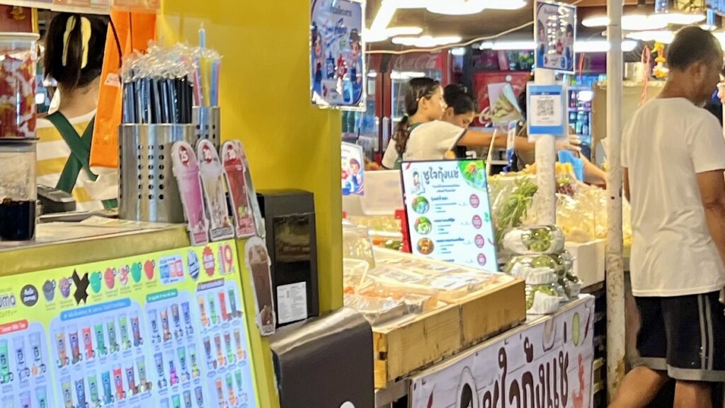 中央にQRコードが見える、ローカル市場の様子
