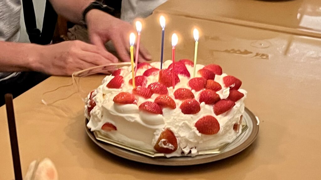 KASHIYAで注文したイチゴのホールケーキ