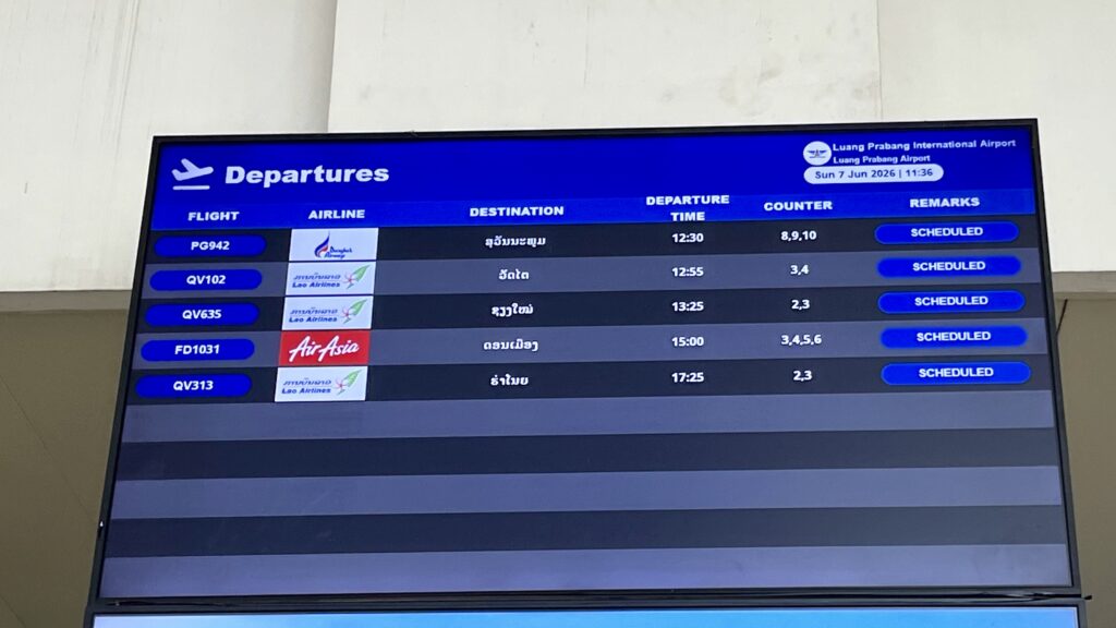 ルアンパバーン空港内の電光掲示板、5便表記されている