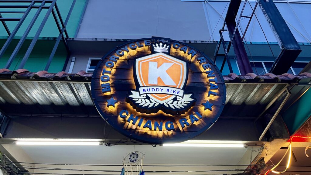 集合先のバイク屋の看板ロゴBUDDY BIKEと書かれている
