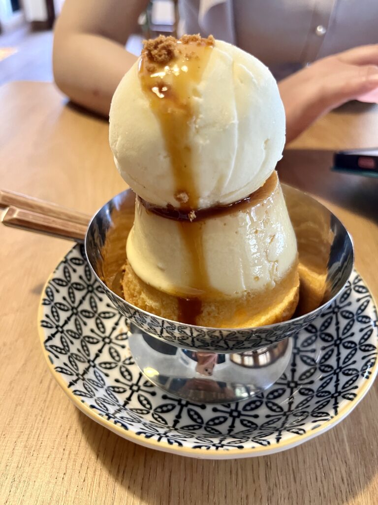 House no 33のおすすめデザート、ケーキ生地にプリンとアイスクリームが重なっている