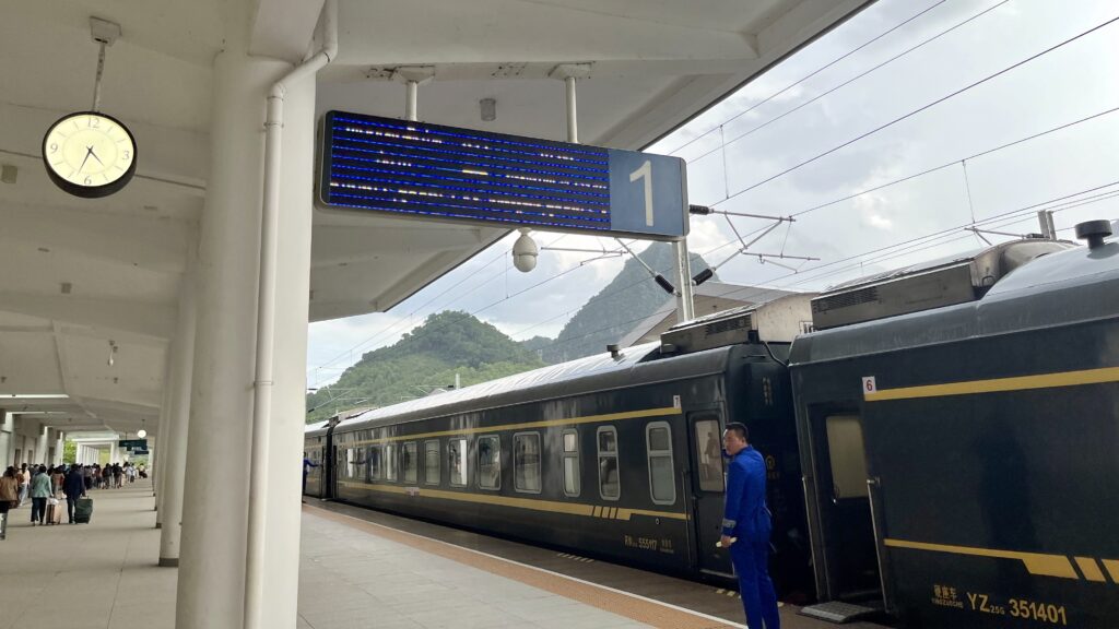 中国ラオス鉄道のルアンパバーン駅に停車する列車と駅員