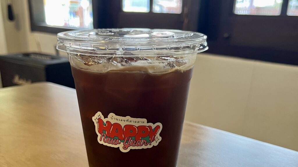 House no 33の店内、テーブルに置かれたアイスコーヒー