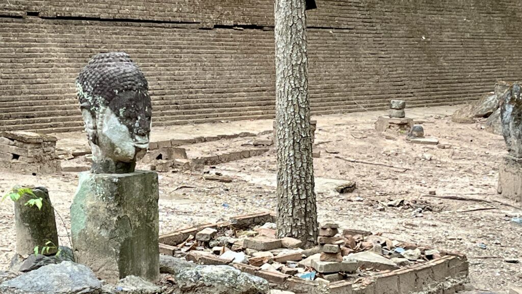 ワット・ウモーン（洞窟寺）の入り口近くにある、頭部だけの仏像