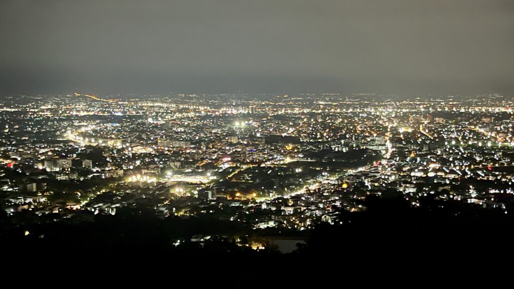 ビューポイントから見たチェンマイの夜景