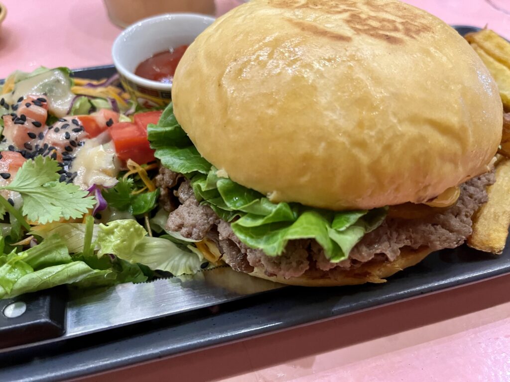 ルアンパバーンにあるレストランBOUANG Asian Eateryのハンバーガー