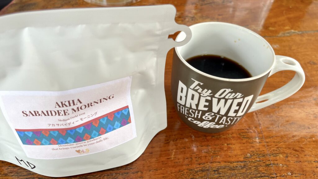 コーヒー豆のパッケージとコーヒーが入ったマグカップ