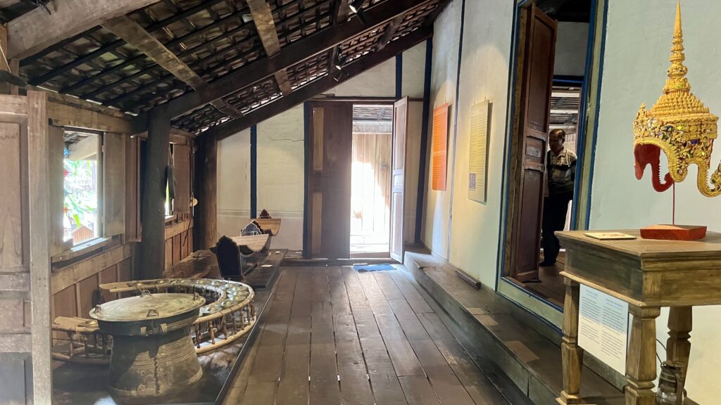 ルアンパバーン・フアンチャン歴史博物館の館内、高床式の古民家に多くの調度品が展示されている