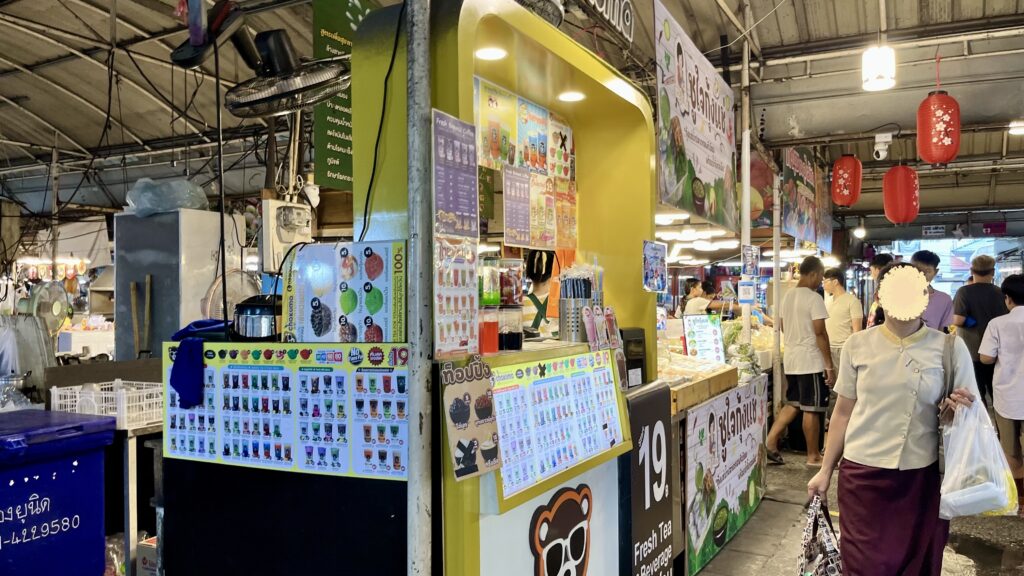 スワンナプーム市場、地元の買い物客で賑わう
