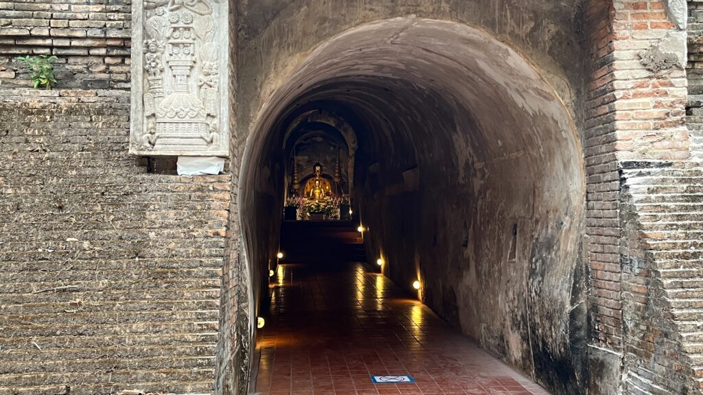 ワット・ウモーン（洞窟寺）の入り口