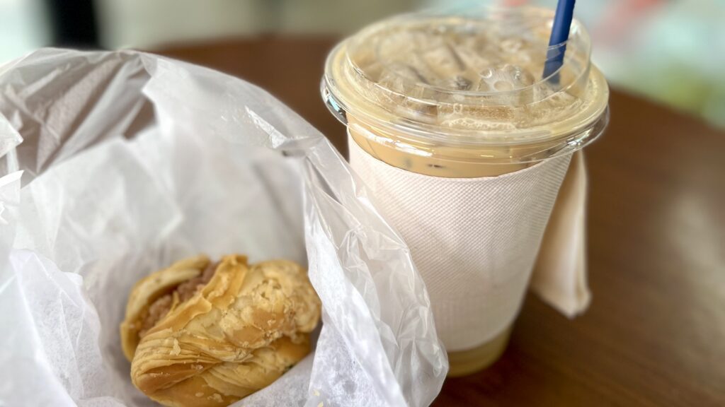 Curry Puff Coffeeのパフとアイスカフェオレが並んでいる