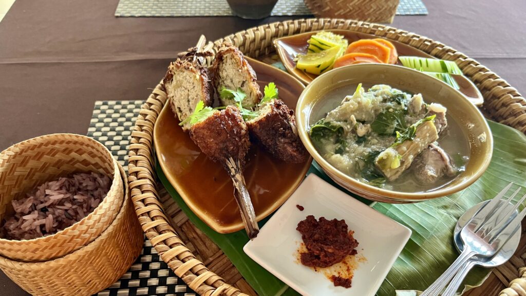 バンブーレストラン(Bamboo Tree Namkhan Riverside Restaurant)のメイン料理