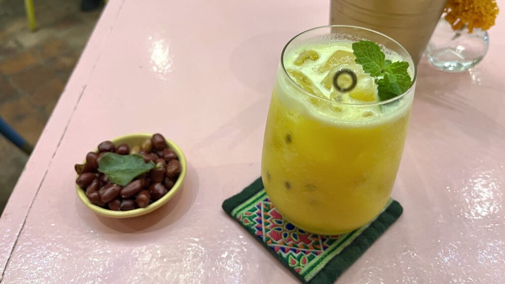 ルアンパバーンにあるレストランBOUANG Asian Eateryのコールドプレスジュース