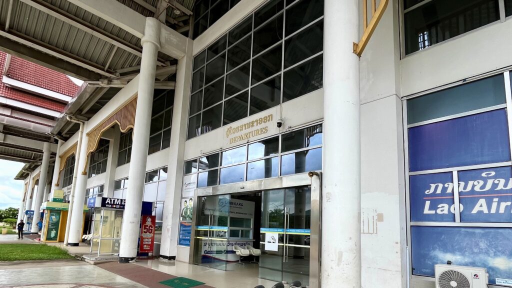 ルアンパバーン空港の入り口