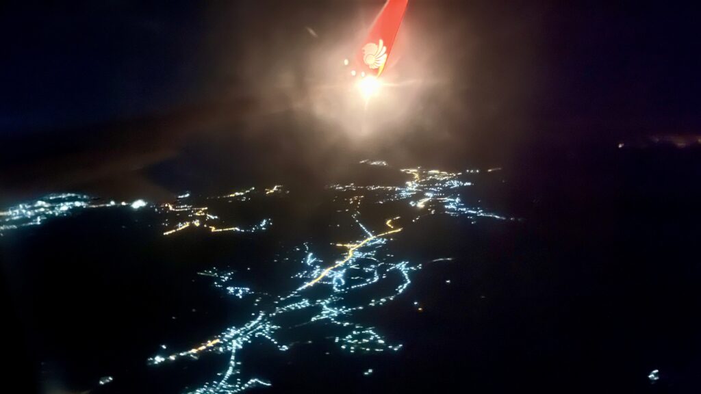 チェンマイの夜景、上方にタイ・ライオンエアのマークが写っている